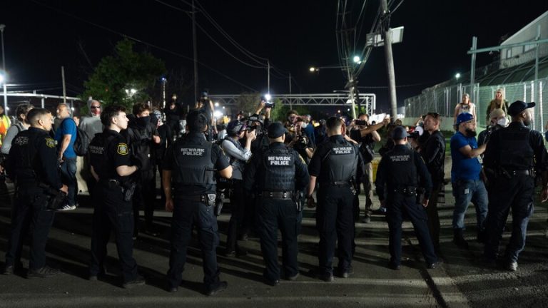 Katër të arrestuar pas përleshjeve pranë një qendre imigracioni në New Jersey