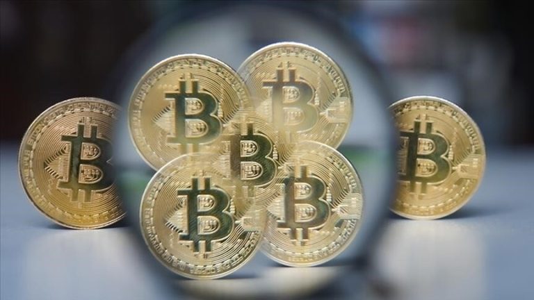 Bitcoin bie nën 60,000 dollarë mes presionit në tregjet globale