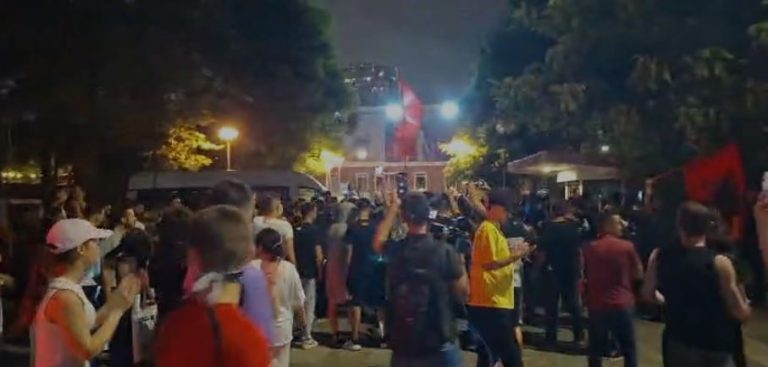 “Opozitë e krimit”! Protestuesit nga selia e PS-së shkojnë para selisë së PD-së