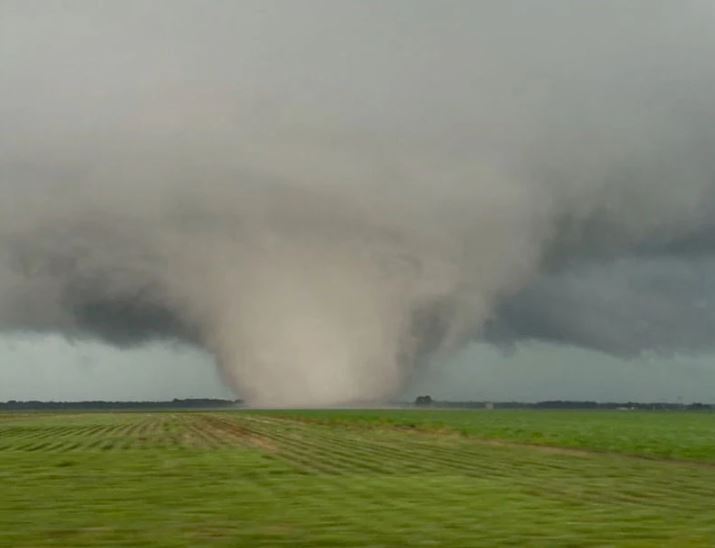Skena apokaliptike në Illinois, tornadoja shkatërruese merr para gjithçka (VIDEO)