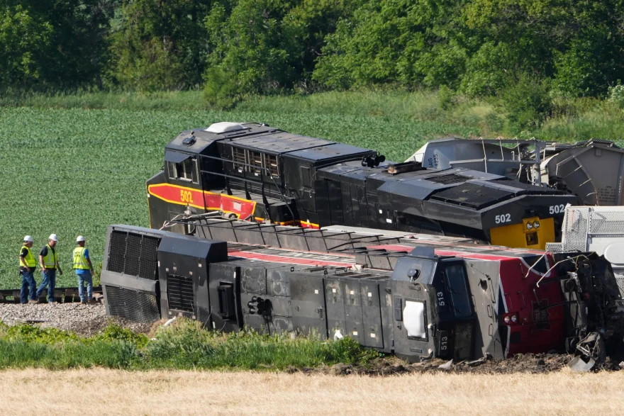 Treni i mallrave përplaset me një kamion në SHBA  1 viktimë dhe 1 i plagosur rëndë  17 vagona dalin nga shinat