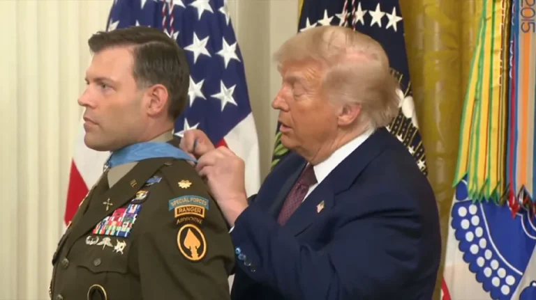 Nderimi i veteranëve ushtarakë, Trump vështirësi në vendosjen e medaljes. E lidh nyje: Tani nuk do të hiqet kurrë