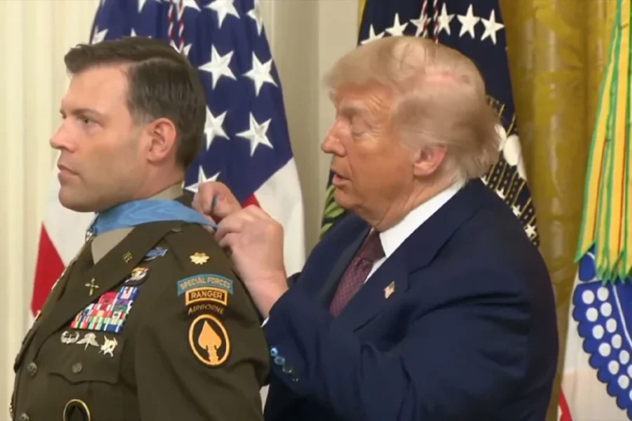 Nderimi i veteranëve ushtarakë, Trump vështirësi në vendosjen e medaljes. E lidh nyje: Tani nuk do të hiqet kurrë