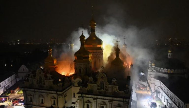 Manastiri ikonik i Kievit përfshihet nga zjarri gjatë sulmeve vdekjeprurëse të Rusisë në Ukrainë
