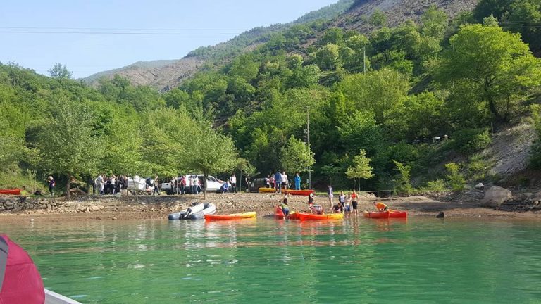 37-vjeçari humb kontrollin e mjetit lundrues dhe mbytet në liqenin e Ulzës, vijojnë kërkimet për trupin