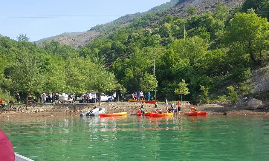 37-vjeçari humb kontrollin e mjetit lundrues dhe mbytet në liqenin e Ulzës, vijojnë kërkimet për trupin