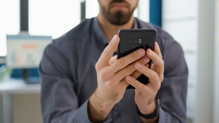 Afganistani ndalon përdorimin e telefonave inteligjentë për nëpunësit civilë