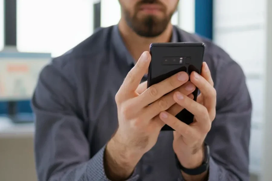 Afganistani ndalon përdorimin e telefonave inteligjentë për nëpunësit civilë