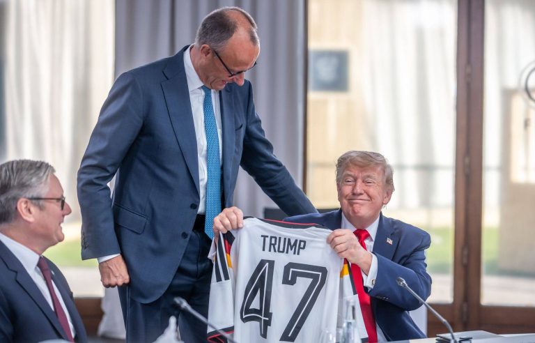 Merz surprizon Trump-in me rastin e 80-vjetorit, i dhuron një fanellë të Gjermanisë në samitin e G7