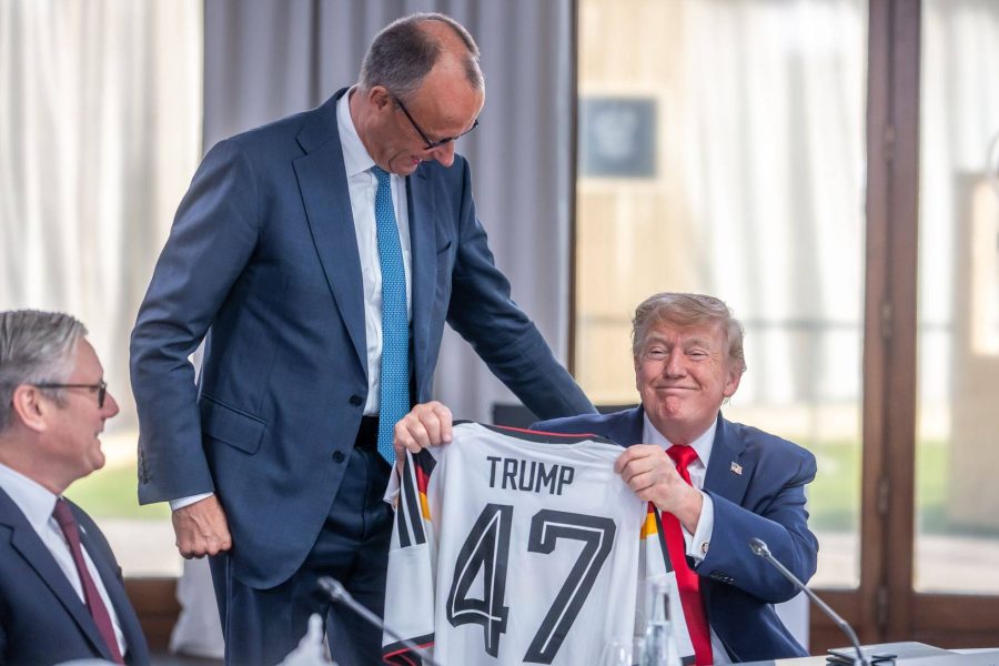 Merz surprizon Trump-in me rastin e 80-vjetorit, i dhuron një fanellë të Gjermanisë në samitin e G7