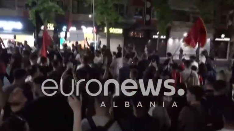 Protestuesit marshojnë drejt Sheshit “Skënderbej”, gazetari: U dëgjua për herë të parë thirrja “Rama bashkohu me Veliajn”