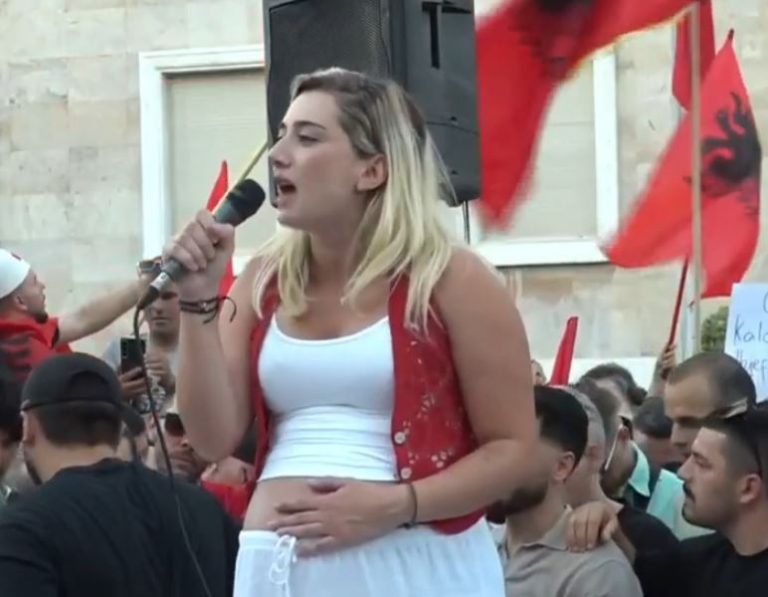 E reja shtatzënë në protestë: Jam këtu për vajzën time dhe për të ardhmen e Shqipërisë