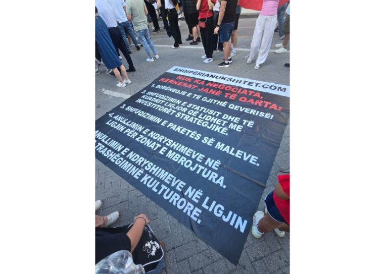 FOTOLAJM/ Del pankarta zyrtare e protestuesve: Nuk ka negociata, kërkesat janë të qarta