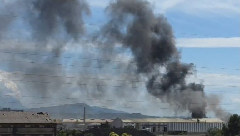 Zjarr i fuqishëm në magazinën e fabrikës në Elbasan, zjarrfikësja në vendngjarje