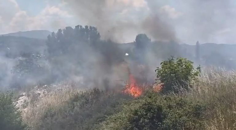 Zjarr pranë vendgrumbullimit të mbetjeve në Elbasan, ndërhyjnë zjarrfikësit dhe policia