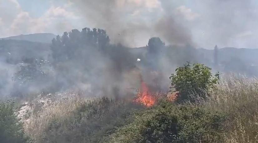 Zjarr pranë vendgrumbullimit të mbetjeve në Elbasan, ndërhyjnë zjarrfikësit dhe policia