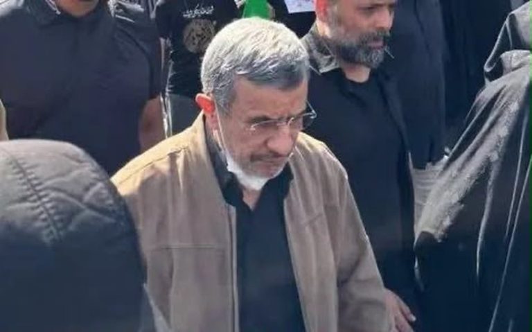 Nga “i vdekur” në mes të turmës, Ahmadinexhad shfaqet papritur në funeralin e Khameneit