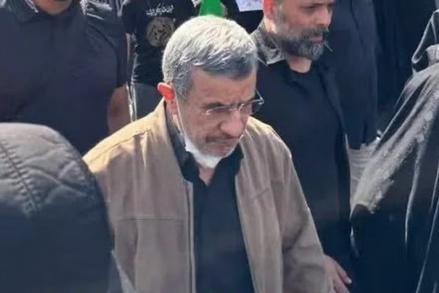 Nga “i vdekur” në mes të turmës, Ahmadinexhad shfaqet papritur në funeralin e Khameneit