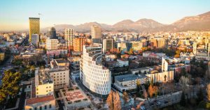 Bankat shtojnë kreditë për banesa, pasuritë e paluajtshme zënë 52% të huave
