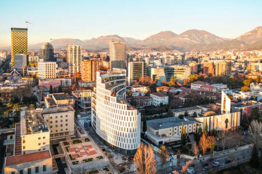 Bankat shtojnë kreditë për banesa, pasuritë e paluajtshme zënë 52% të huave