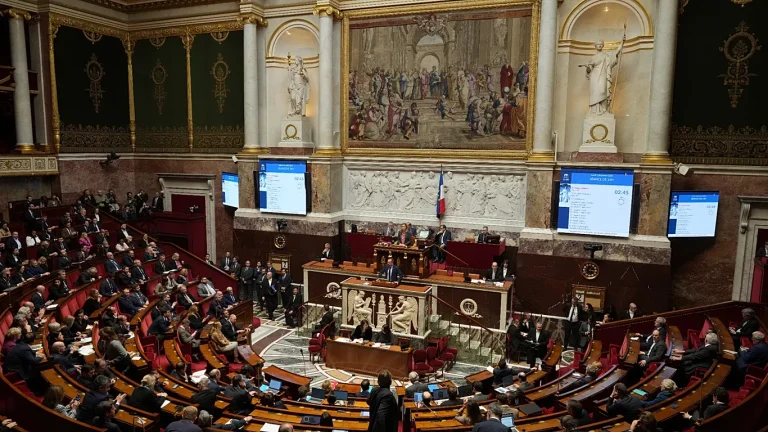 Deputetët francezë miratojnë ligjin për vdekjen e asistuar pas vitesh debate