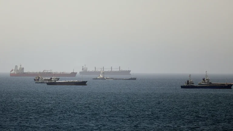Ushtria britanike: Një tanker nafte është goditur në Ngushticën e Hormuzit