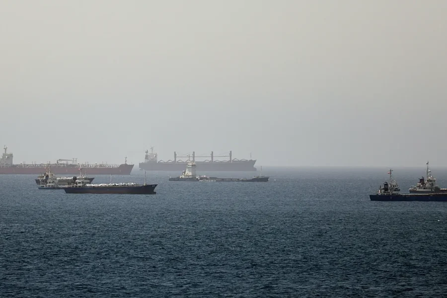 Ushtria britanike: Një tanker nafte është goditur në Ngushticën e Hormuzit