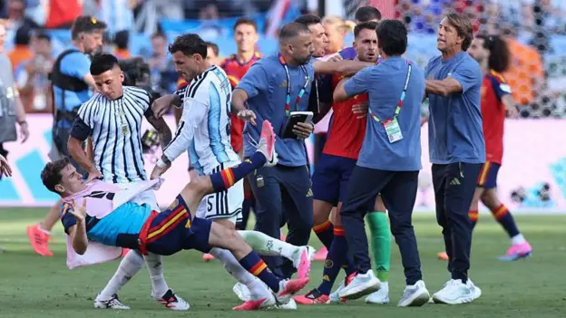 FIFA nis hetimet për skenat e dhunës në finalen e Kupës së Botës