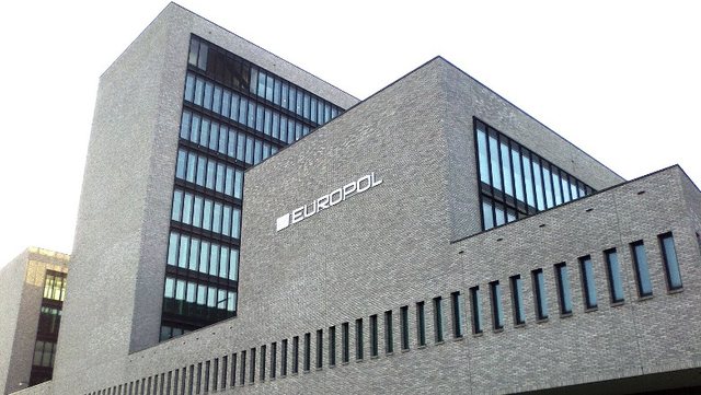 Skandali ndërkombëtar, zbulohet nga Europol rrjeti i burrave që drogonin gratë e tyre e më pas i dhunonin
