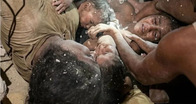 Mrekulli nën rrënoja në Venezuelë, nëna dhe fëmijët nxirren të gjallë 11 ditë pas tërmetit