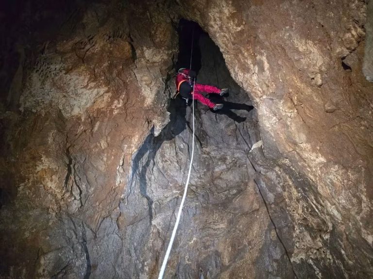 Zbulim i rrallë në Parkun Kombëtar të Llogarasë, eksploruesit gjejnë zgavrën 70 metra të thellë