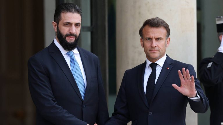 Dy shpërthime trondisin Damaskun në hotelin ku qëndronte Macron, Presidenti francez sa hyri të takojë Al-Sharaa