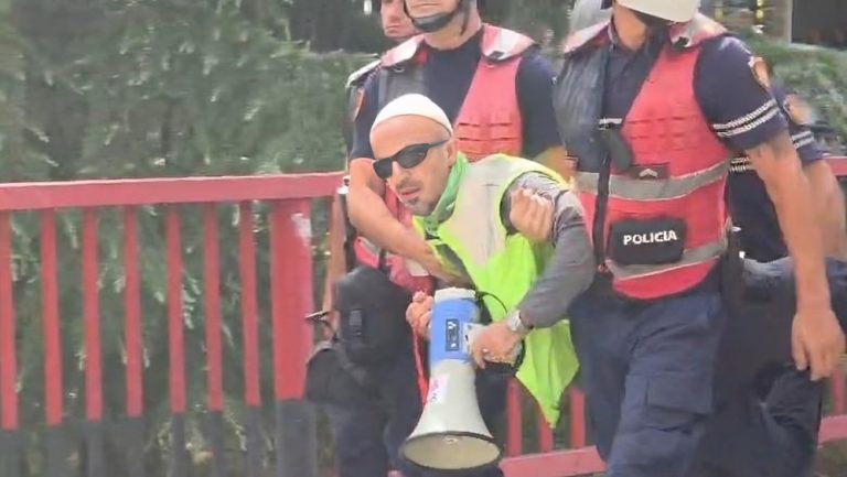 U shoqërua gjatë protestës, lirohet aktivisti Arben Kola: U ndjeva si shqiponjë