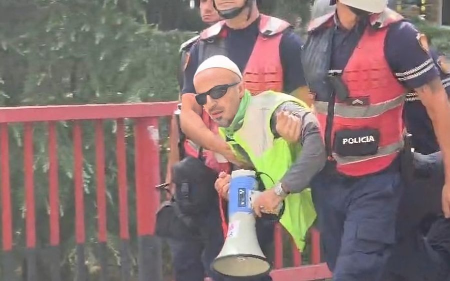 U shoqërua gjatë protestës, lirohet aktivisti Arben Kola: U ndjeva si shqiponjë