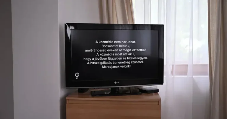 Televizioni publik në Hungari, i lidhur me Orban, ndërpret transmetimin me këtë mesazh: Ju kërkojmë ndjesë që ju kemi mashtruar!