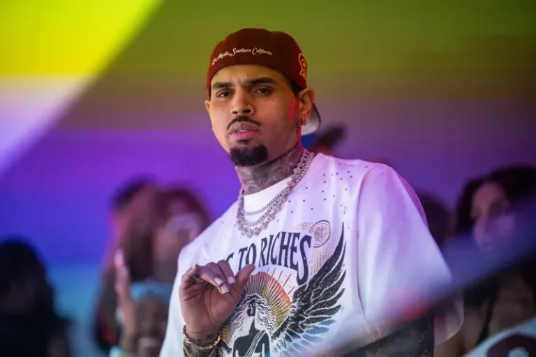 Chris Brown humb betejën në gjykatë, detyrohet t’i paguajë ish-punonjëses 13 milionë dollarë