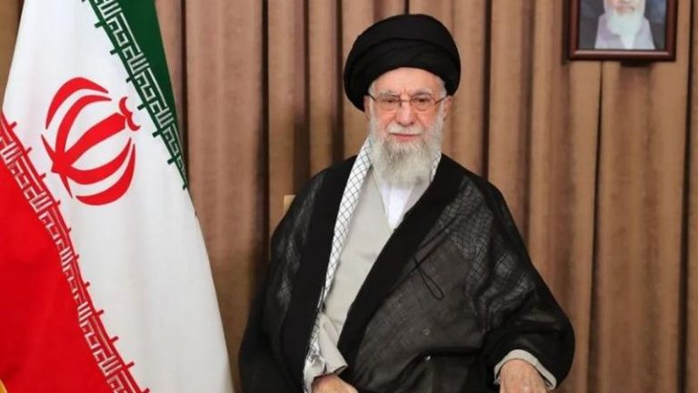 Garda Revolucionare: SHBA goditi urat drejt Mashhadit, vendit ku do të varroset Khamenei