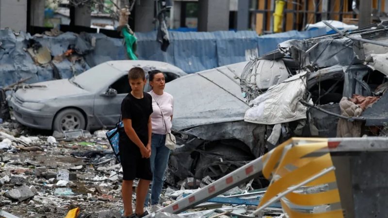 Rusia bombardon sërish Kievin në prag të samitit të NATO-s, ndërtesa banimi në flakë dhe banorë të evakuuar