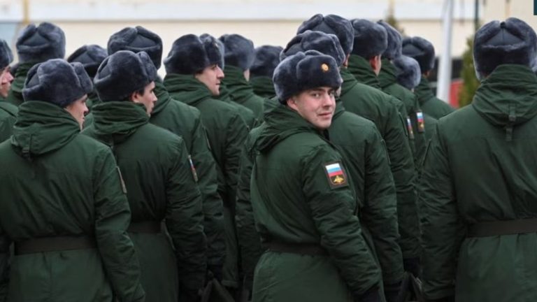 Humbje të mëdha në luftë dhe mungesë ushtarësh, Rusia po rekruton me forcë burra për të luftuar në Ukrainë