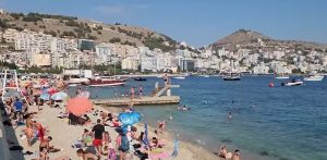 Sondazhi zbulon nga vijnë turistët e huaj në Shqipëri, cili shtet kryeson listën