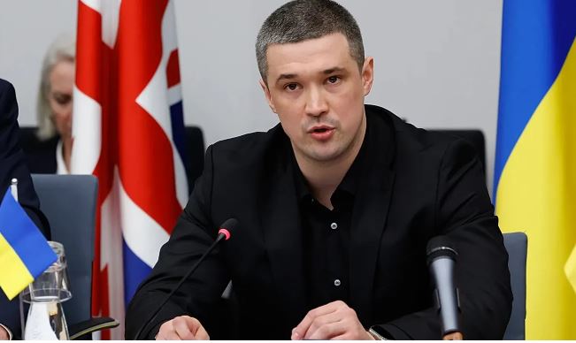 Zelenskyy shkarkon Ministrin e Mbrojtjes, Mykhailo Fedorov konfirmon largimin