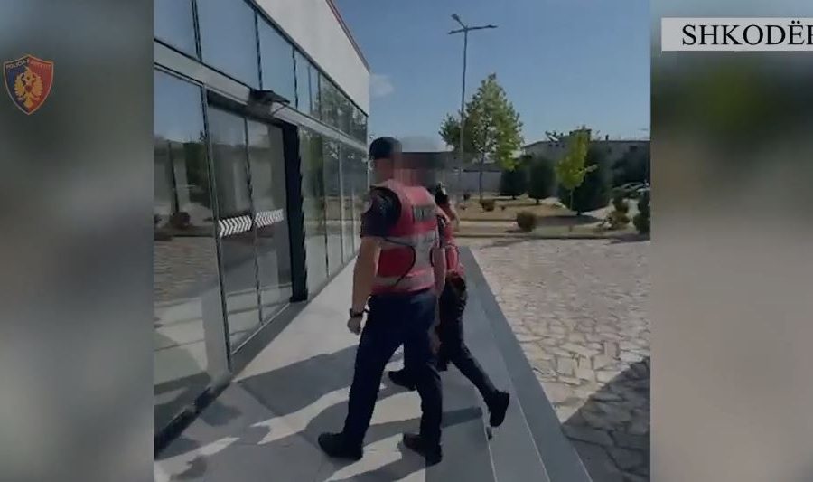 Iu gjetën 4 armë zjarri dhe municione në banesë, vihet në pranga 21-vjeçari në Shkodër