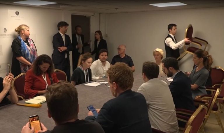 Vizita e Von der Leyen në Kiev, momenti kur presidentja e KE-së dërgohet në bunker pas alarmit për sulm ajror (VIDEO)