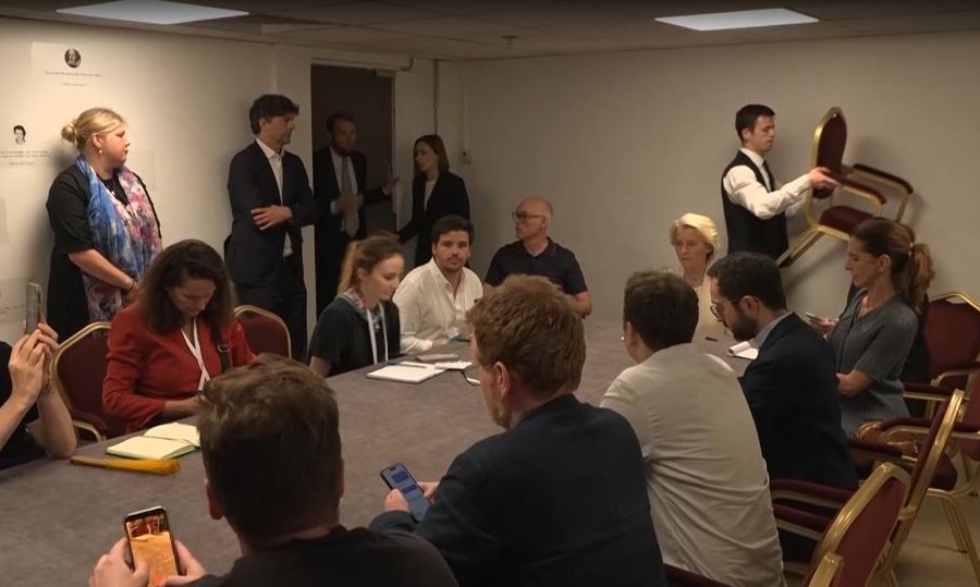 Vizita e Von der Leyen në Kiev, momenti kur presidentja e KE-së dërgohet në bunker pas alarmit për sulm ajror (VIDEO)