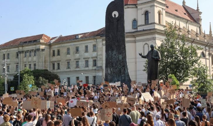 Shkarkimi i ministrit të Mbrojtjes ndez protesta në Ukrainë, qindra persona kundër këtij vendimi