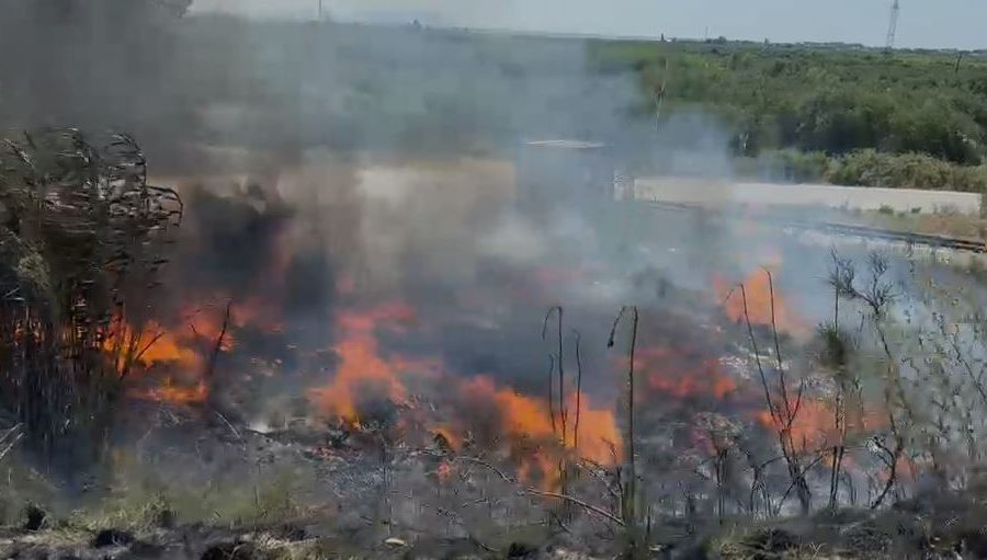 Vatër zjarri në fshatin Mifol, zjarrfikësit në vendngjarje për të shuar flakët (VIDEO)
