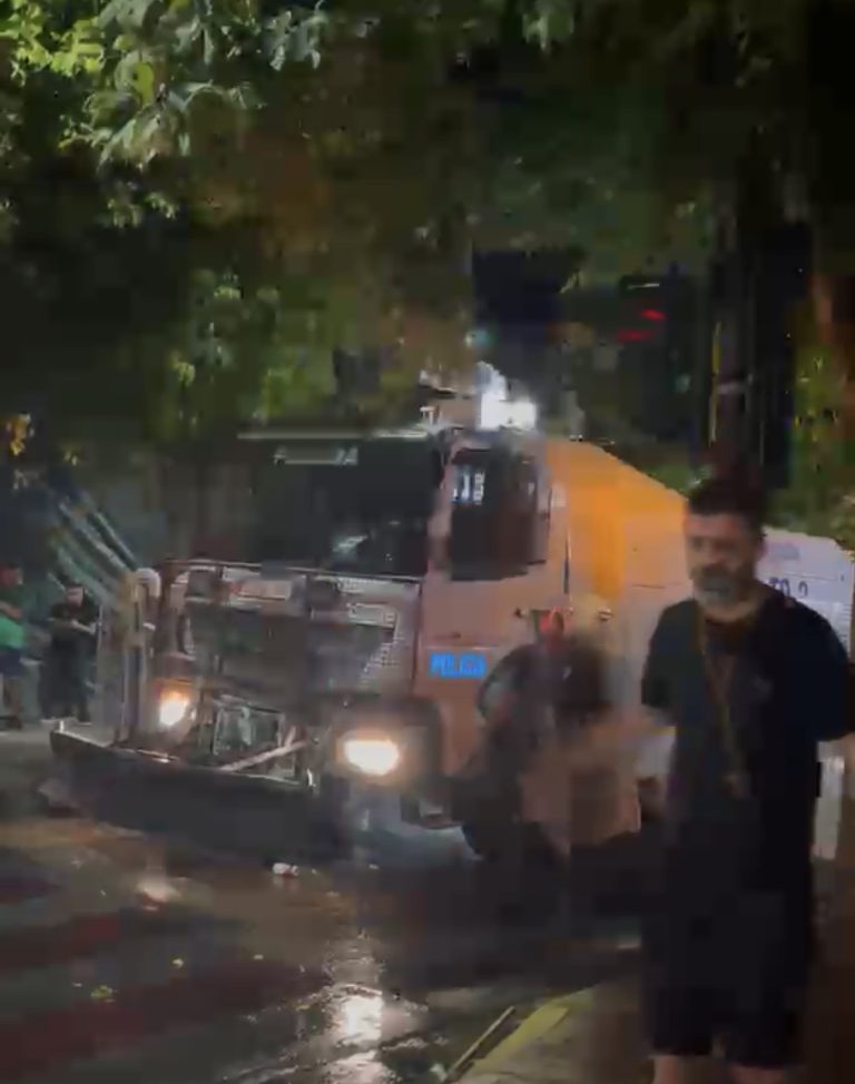 Tensione te Komisariati Nr. 3, protestuesit thyejnë xhamat, policia ndërhyn me makinën e ujit