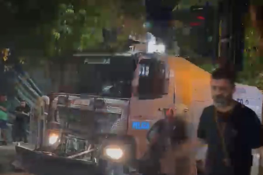 Tensione te Komisariati Nr. 3, protestuesit thyejnë xhamat, policia ndërhyn me makinën e ujit