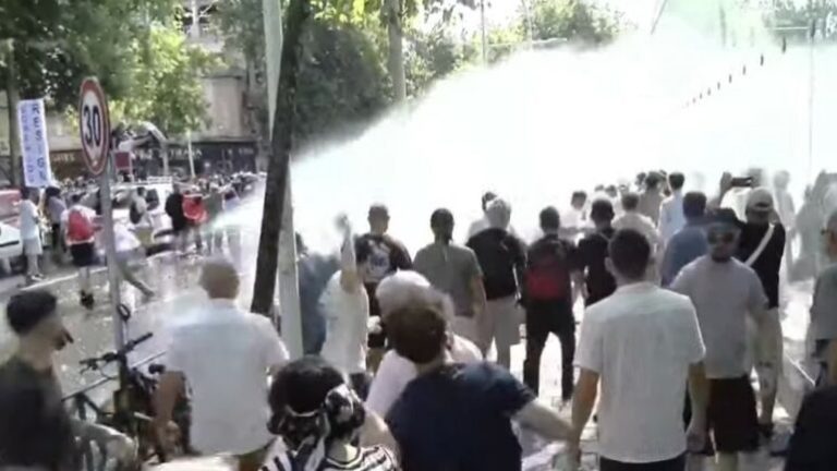 Përplasjet me policinë te Parlamenti, Gjykata vendos lirimin e dy protestuesve