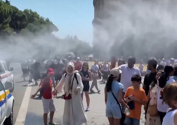 Turistët ‘sfidojnë’ temperaturat në Romë, spërkaten me ujë teksa vizitojnë Koloseun (VIDEO)